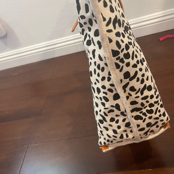 guc street level Black & White Tote Bag animal print adjustable straps & pouch - Picture 4 of 13